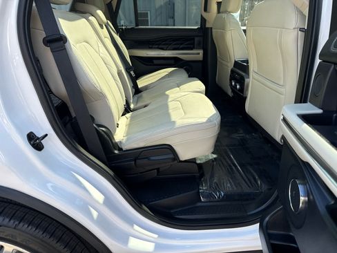 Used 2018 Ford Expedition Platinum AWD/4WD image 14