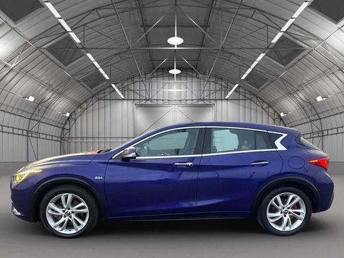 Used 2017 INFINITI QX30 image 2