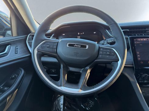 Used 2023 Jeep Grand Cherokee Limited image 17