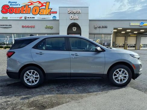 Used 2023 Chevrolet Equinox LS AWD/4WD image 2