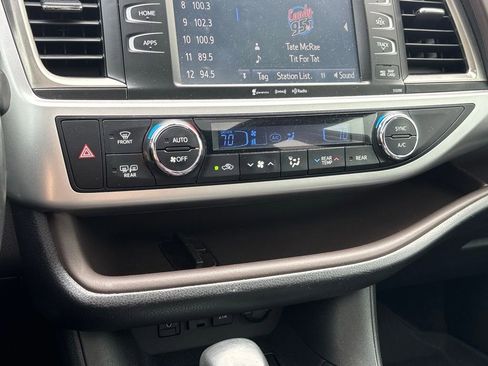 Used 2019 Toyota Highlander XLE image 12