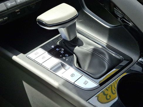 Used 2023 Hyundai Elantra SEL w/ Convenience Package FWD image 14