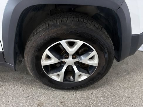 Used 2018 Jeep Cherokee Trailhawk AWD/4WD image 28