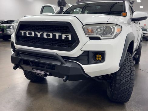 Used 2016 Toyota Tacoma TRD Off-Road w/ Premium & Technology Package image 19