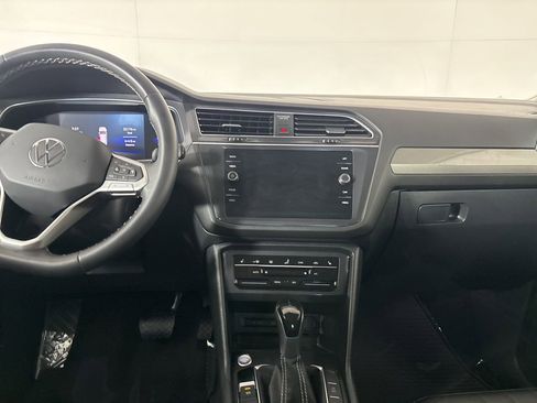 Used 2022 Volkswagen Tiguan SE w/ Panoramic Sunroof Package image 22