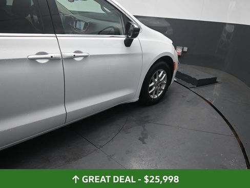Used 2024 Chrysler Pacifica Touring-L image 25