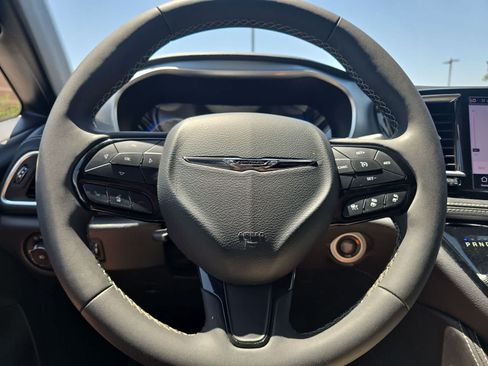 Used 2025 Chrysler Pacifica Limited FWD image 27