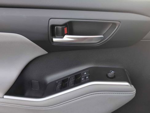 Used 2024 Toyota Highlander XLE FWD image 25