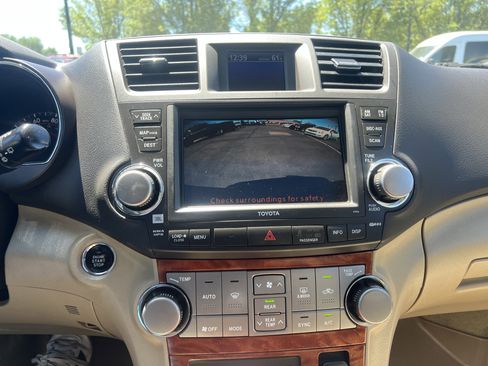 Used 2010 Toyota Highlander Limited AWD/4WD image 22