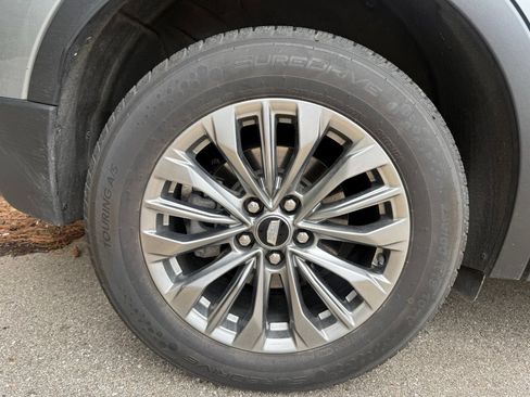 Used 2024 Cadillac XT4 Premium Luxury FWD image 8