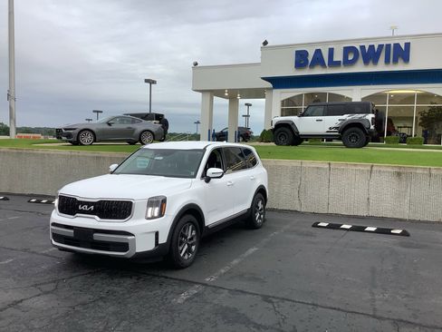 Used 2023 Kia Telluride LX AWD/4WD image 3