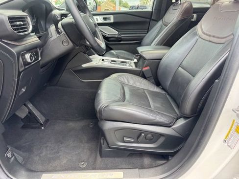 Used 2023 Ford Explorer Platinum w/ Technology Package AWD/4WD image 19