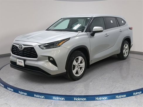 Certified 2024 Toyota Highlander LE image 1