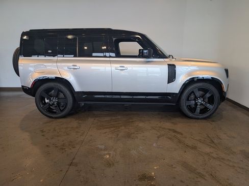 Used 2023 Land Rover Defender 110 X-Dynamic SE image 6