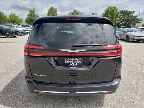 Used 2024 Chrysler Pacifica Touring-L FWD image 5