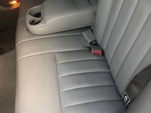 Used 2003 Lincoln Town Car Executive RWD image 11