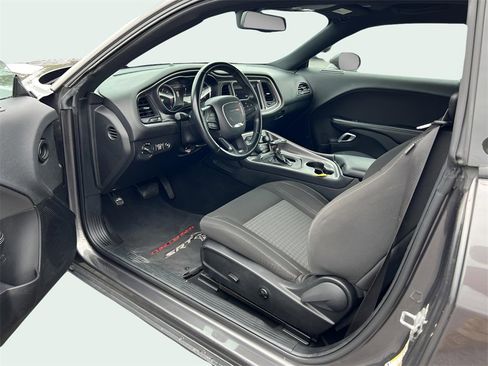 Used 2021 Dodge Challenger SXT image 6