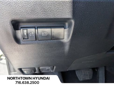 Used 2025 Toyota RAV4 XLE AWD/4WD image 28