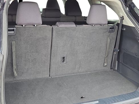 Used 2024 Toyota Highlander LE image 8