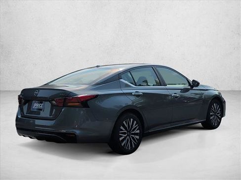 Used 2024 Nissan Altima 2.5 SV FWD image 5