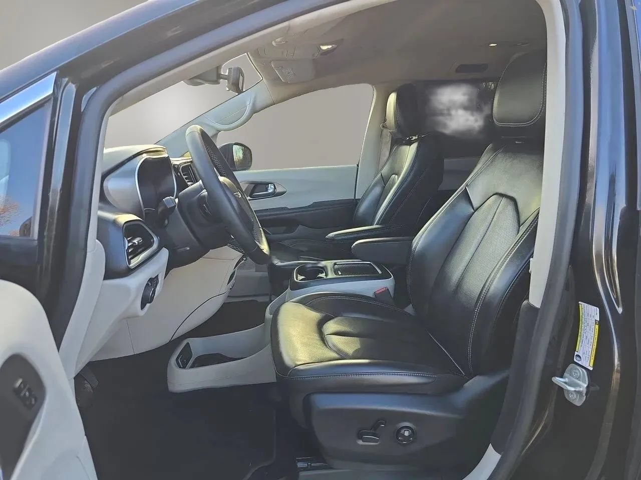 Used 2023 Chrysler Pacifica Touring-L FWD image 9