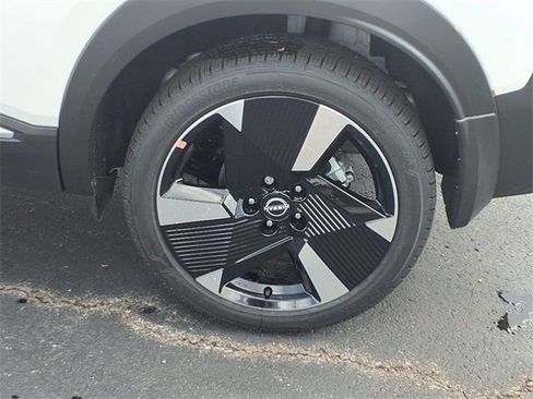 New 2025 Nissan Kicks SR image 5