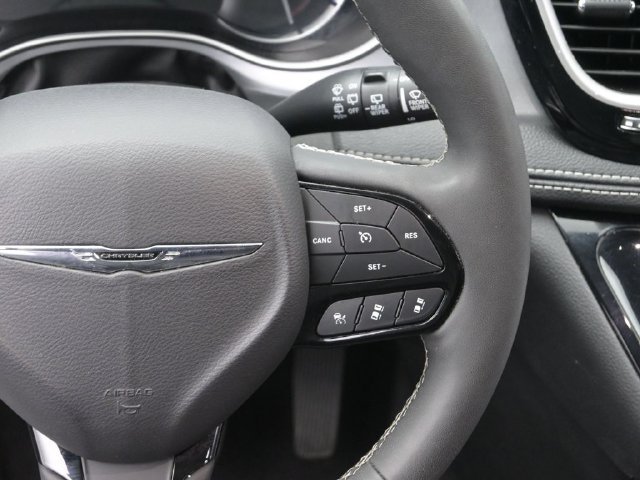 Used 2024 Chrysler Pacifica Limited FWD image 29