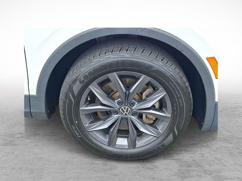 Used 2023 Volkswagen Tiguan SE AWD/4WD image 9