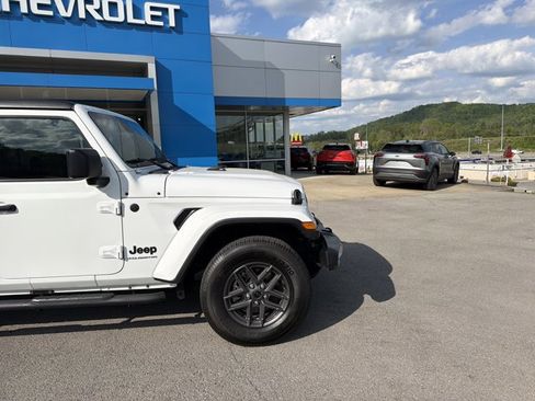 Used 2024 Jeep Gladiator Sport AWD/4WD image 2