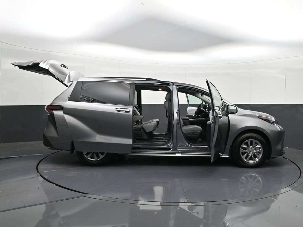 Used 2026 Toyota Sienna XLE FWD image 42