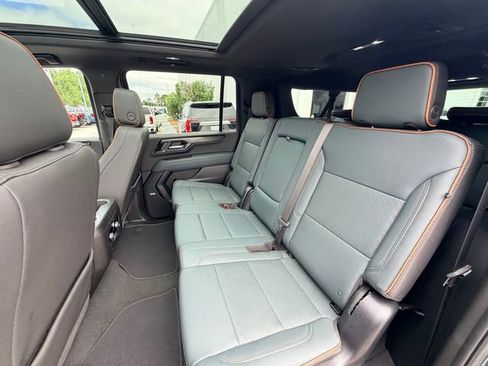 Used 2025 GMC Yukon XL AT4 AWD/4WD image 18