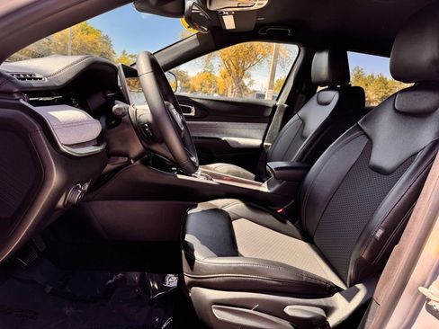 Used 2024 Jeep Compass Latitude image 15