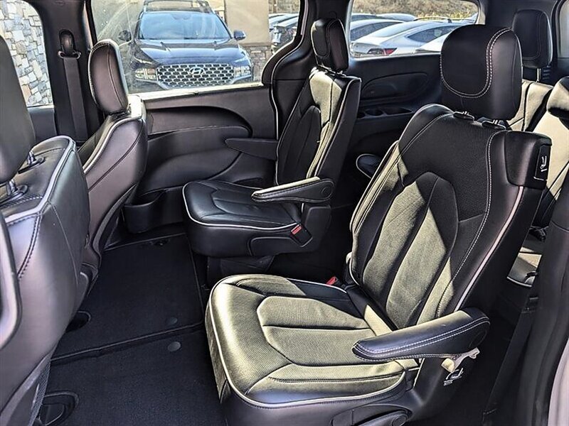 Used 2026 Chrysler Pacifica Limited FWD image 25