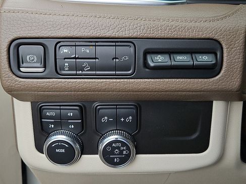 Used 2021 GMC Yukon XL Denali AWD/4WD image 25
