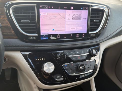 Used 2022 Chrysler Pacifica Limited FWD image 20