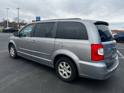 Used 2013 Chrysler Town & Country Touring image 8