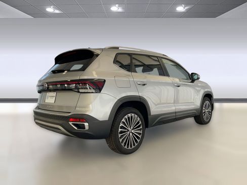 New 2026 Volkswagen Taos SE image 9