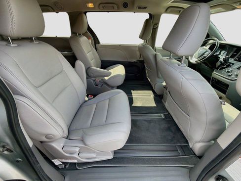 Used 2020 Toyota Sienna XLE AWD/4WD image 26
