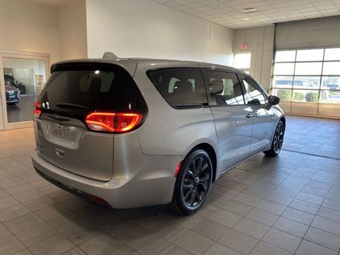 Used 2020 Chrysler Pacifica Touring w/ S Appearance Package FWD image 39