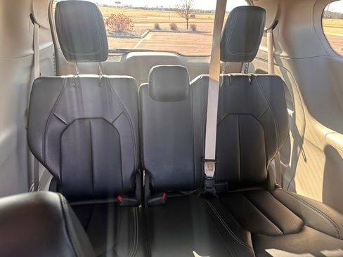 Used 2024 Chrysler Pacifica Touring-L image 43