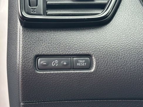 Used 2017 Nissan Rogue SV w/ SV Premium Package image 26