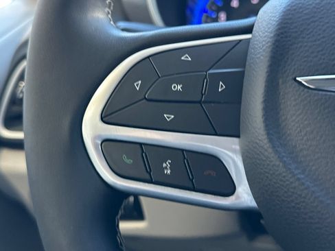Used 2023 Chrysler Pacifica Touring-L FWD image 27