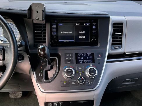 Used 2015 Toyota Sienna XLE image 7