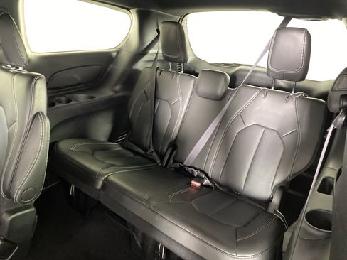 Used 2025 Chrysler Voyager LX image 33