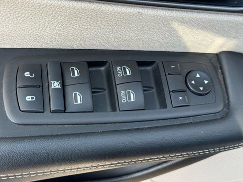 Used 2024 Chrysler Pacifica Touring-L image 20