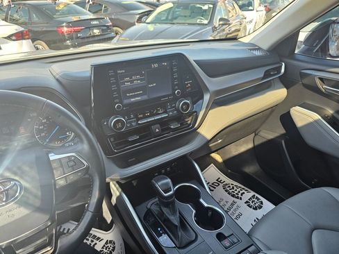 Used 2021 Toyota Highlander XLE AWD/4WD image 24