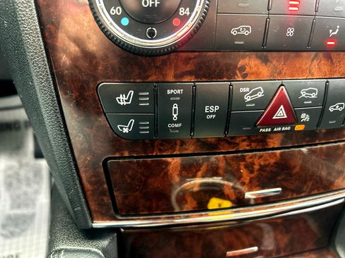 Used 2011 Mercedes-Benz GL 550 4MATIC image 21