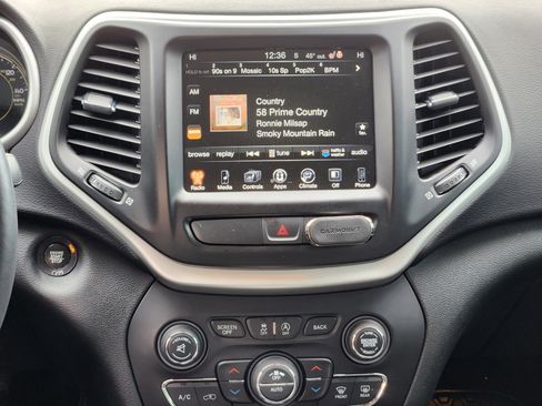 Used 2018 Jeep Cherokee Latitude Plus w/ Comfort/Convenience Group image 25