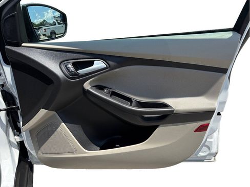 Used 2017 Ford Focus SE FWD image 32