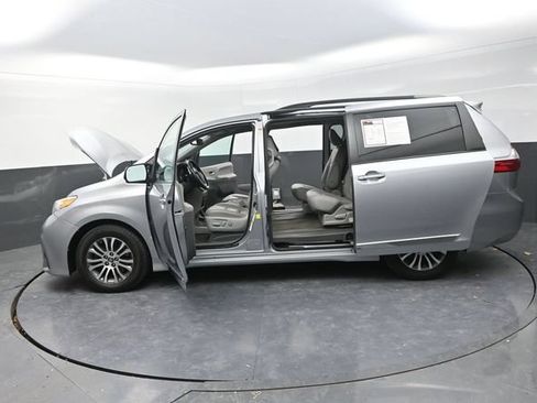 Used 2018 Toyota Sienna XLE FWD image 39